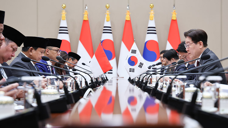 이재명 대통령과 프라보워 수비안토 인도네시아 대통령이 1일 청와대에서 확대 정상회담을 하고 있다. /연합뉴스