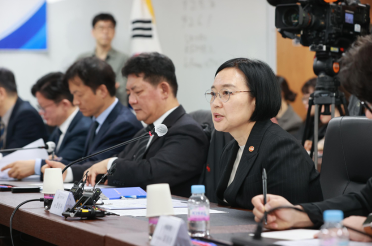 한성숙 중소벤처기업부 장관이 1일 ‘소상공인분야 영향 점검회의’에서 발언하고 있다. (출처:중소벤처기업부)