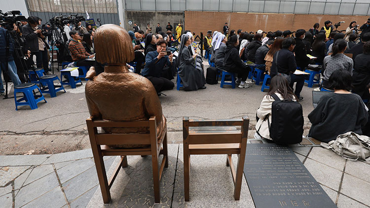 1일 서울 종로구 옛 주한 일본대사관 앞에서 제1746차 일본군 성노예제 문제해결을 위한 정기 수요시위가 열리고 있다. 소녀상은 위안부 반대 단체의 집회로 훼손을 우려한 정의연의 요청으로 2020년 6월부터 바리케이드에 둘러싸였다. 그러나 최근 위안부법폐지국민행동 김병헌 대표가 사자명예훼손 등 혐의로 구속되며 철거 논의가 본격화했다. 종로구청과 종로경찰서는 반대 단체의 움직임을 고려해 집회 시간에만 일시 개방하기로 했다. /연합뉴스