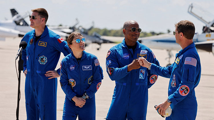 지난 2026년 3월 27일(현지시간), 미국 플로리다주 케이프커내버럴에 위치한 케네디 우주센터에서 아르테미스 2세(Artemis II) 미션 발사를 앞두고 NASA 소속 우주비행사 리드 와이즈먼(왼쪽)과 빅터 글로버가 서로 반갑게 인사를 나누고 있다. 그 옆으로는 NASA 소속 크리스티나 코크와 캐나다 우주국(CSA) 소속 제레미 한센 우주비행사가 함께 자리하고 있다. /REUTERS=연합뉴스