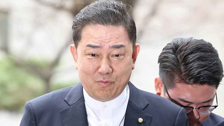 지난달 31일, 무소속 김병기 의원이 31일 마포구 서울경찰청 공공범죄수사대에 출석하는 모습 /연합뉴스