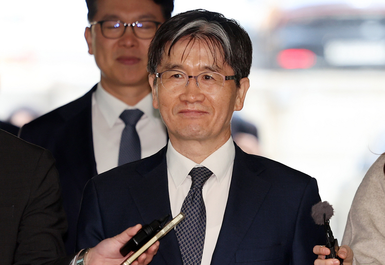 오동운 공수처장이 2일 서울 서초구 서울중앙지법에서 열린 직무유기 혐의 1심 1회 공판에 출석하고 있다. /공동취재 