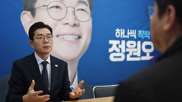 정원오 전 성동구청장이 지난달 27일 서울 중구 예비후보 사무실에서 연합뉴스와 인터뷰를 하고 있는 모습 /연합뉴스