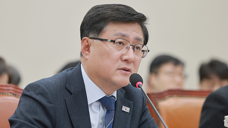 2일 국회에서 열린 기후에너지환경노동위원회 전체회의에서 김성환 기후에너지환경부 장관이 의원 질의에 답하고 있다. /연합뉴스 