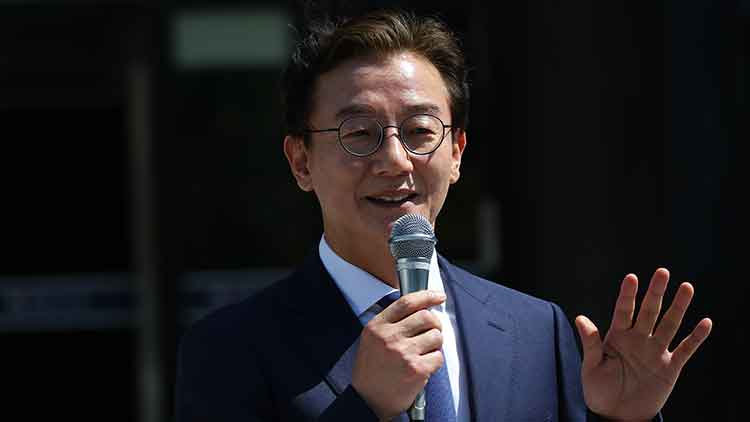 더불어민주당 전재수 의원이 2일 오전 부산 동구 해양수산부 청사에서 부산시장 출마 선언을 하고 있다. /연합뉴스