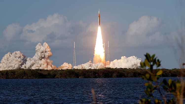 현지시간 1일 미국 플로리다주 케네디 우주 센터 발사되고 있는 아르테미스 2호 /AP=연합뉴스