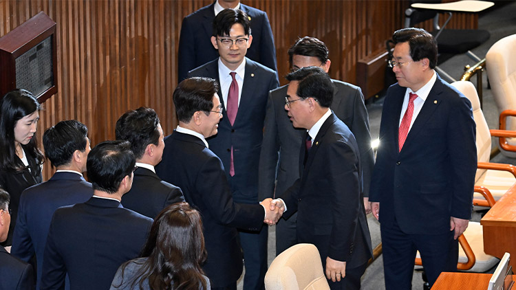 이재명 대통령이 2일 국회에서 2026 추가경정예산안 시정연설을 마친 뒤 국민의힘 송언석 원내대표와 대화하고 있다. /국회사진기자단