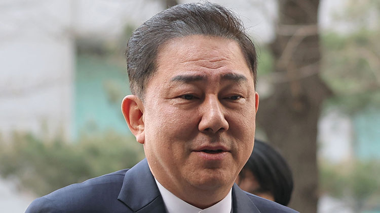 뇌물수수 의혹 등을 받는 무소속 김병기 의원이 2일 조사를 받기 위해 마포구 서울경찰청 공공범죄수사대에 출석하는 모습 /연합뉴스