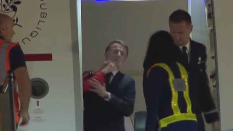 마뉘엘 마크롱 프랑스 대통령이 작년 동남아시아 순방 중 베트남 하노이에 도착해 비행기에서 내리기 직전 브리지트 여사에게 얼굴을 맞는 장면 /TV조선 방송화면 캡처