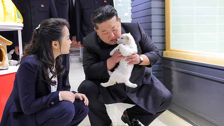 김정은 북한 국무위원장이 딸 주애와 함께 개업을 앞둔 '평양의 신도시' 화성지구 4단계 구역의 봉사시설(상업시설)을 돌아보며 운영준비 상태를 요해(파악)했다고 조선중앙통신이 3일 보도했다. /연합뉴스