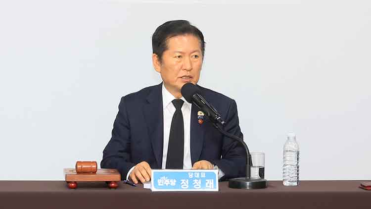 제78주년 제주4·3희생자추념일인 3일 오전 제주시 봉개동 한화리조트에서 열린 더불어민주당 현장 최고위원회의에서 정청래 대표가 모두 발언을 하고 있다. /연합뉴스