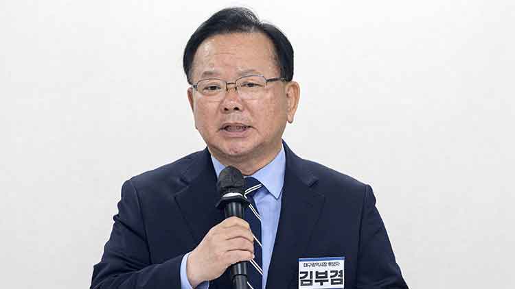 6·3 지방선거 대구시장에 출사표를 던진 김부겸 전 국무총리가 3일 서울 영등포구 여의도 더불어민주당 중앙당사에서 공천 심사 면접을 보고 있다. /연합뉴스
