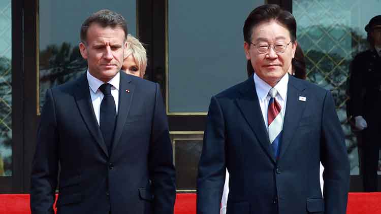 이재명 대통령이 3일 청와대에서 국빈 방한한 에마뉘엘 마크롱 프랑스 대통령과 공식 환영식장으로 향하고 있다. /연합뉴스