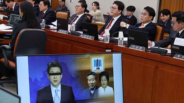 국민의힘 신동욱 의원이 3일 서울 여의도 국회에서 열린 '윤석열정권 정치검찰조작기소 의혹사건 진상규명' 국정조사특별위원회 전체회의에서 더불어민주당 박선원 의원이 제시한 자신의 앵커 시절 '논두렁 시계' 보도 관련 자료사진을 바라보고 있다. /연합뉴스