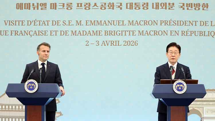 이재명 대통령이 3일 청와대에서 에마뉘엘 마크롱 프랑스 대통령과 공동언론발표를 하고 있다. /연합뉴스