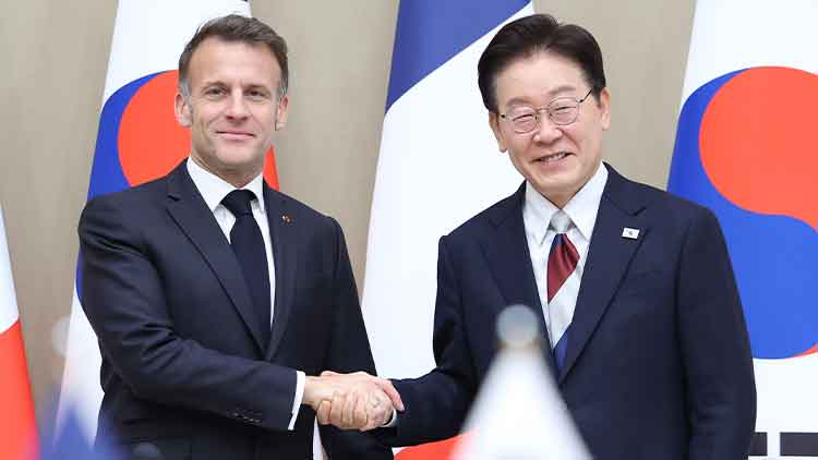이재명 대통령과 에마뉘엘 마크롱 프랑스 대통령이 3일 청와대에서 확대 정상회담에 앞서 악수하고 있다. /연합뉴스