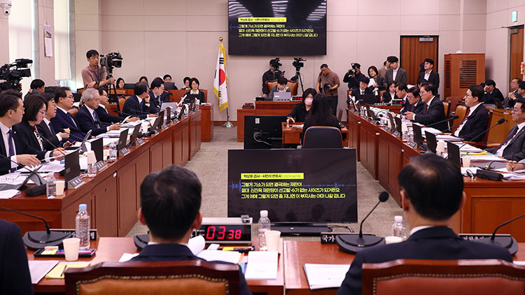 3일 서울 여의도 국회에서 열린 '윤석열정권 정치검찰조작기소 의혹사건 진상규명' 국정조사특별위원회 전체회의에서 더불어민주당 전용기 의원이 공개한 추가 녹취록이 화면에 표시돼 있다. /공동취재