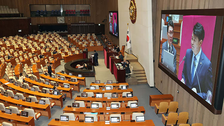 3일 국회에서 열린 정치·외교·통일·안보 분야 대정부질문에서 김민석 국무총리가 더불어민주당 복기왕 의원의 질문에 답하고 있다. /연합뉴스