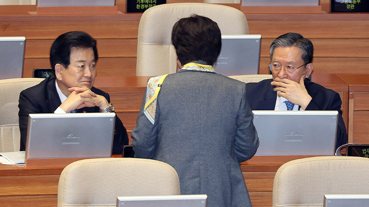 서영교 국회 법제사법위원장(가운데)과 정동영 통일부 장관(왼쪽), 정성호 법무부 장관이 3일 국회에서 열린 정치·외교·통일·안보 분야 대정부질문에 앞서 얘기를 나누고 있다. /연합뉴스