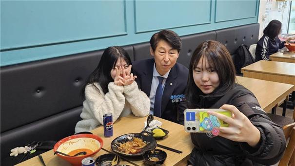 2025년 3월 7일, 이훈기 의원이 제36차 금요일 동네한바퀴로 인천 남동구 서창2동 마라탕 가게를 찾아 학생들과 사진을 찍고 있다.