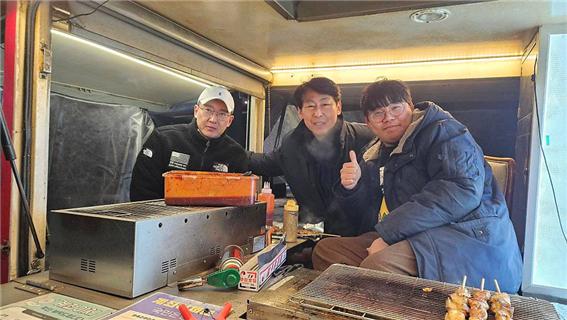 2025년 2월 7일, 이훈기 의원이 제32차 금요일 동네한바퀴를 통해 체감기온 영하 20도의 날씨에서 인천 남동구 간석2동의 꼬치 푸드트럭을 찾은 모습.