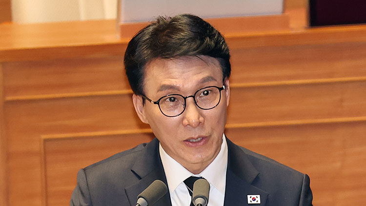 3일 국회에서 열린 정치·외교·통일·안보 분야 대정부질문에서 김민석 국무총리가 질문에 답하고 있다. /연합뉴스