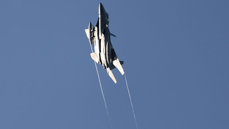 2026년 3월 31일, 이스라엘 공군 소속 F-15 전투기가 이스라엘 중부 상공을 비행하고 있다. /EPA=연합뉴스