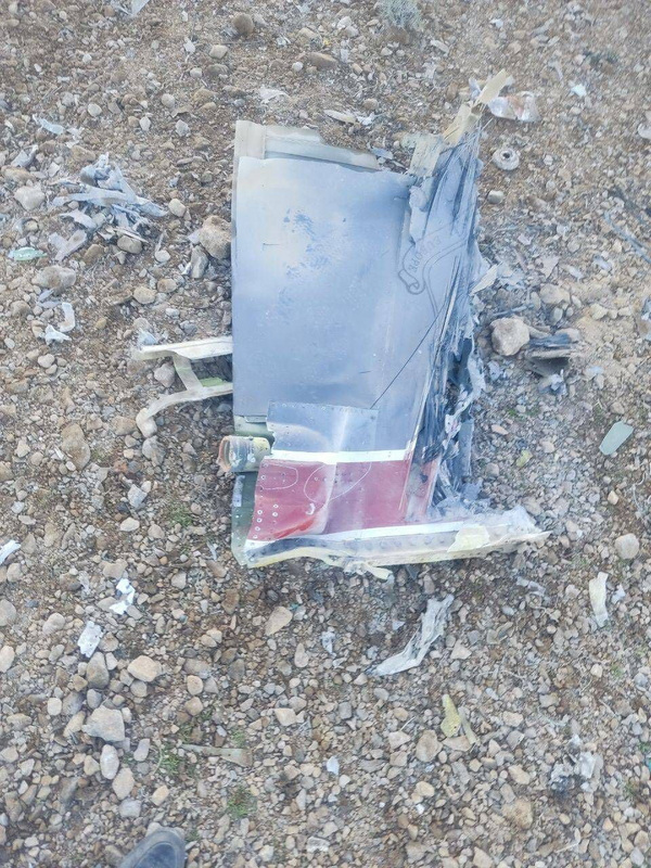 이란 국영 매체가 2026년 4월 3일, 이란 중부 지역에서 격추했다고 주장하는 미군 제트기 잔해 사진을 공개했다. 로이터 통신은 해당 사진의 촬영 일자와 장소를 독자적으로 확인하지 못했으나, 사진 속 꼬리날개에 보이는 붉은색 띠는 미 공군 F-15E '스트라이크 이글'의 특징과 일치하는 것으로 파악됐다. /REUTERS=연합뉴스