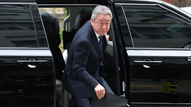 뇌물 수수 의혹을 받고 있는 강호동 농협중앙회장이 4일 마포구 서울경찰청 반부패수사대에 조사를 받기 위해 출석하고 있다. /연합뉴스
