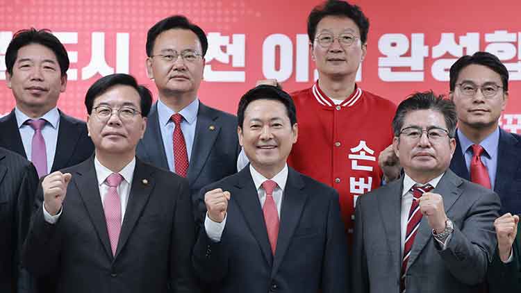 국민의힘 장동혁 대표가 6일 인천 남동구 인천시당에서 열린 현장 최고위원회의에 참석해 박종진 인천시당위원장, 송언석 원내대표 등 참석자와 기념 촬영하고 있다. /연합뉴스