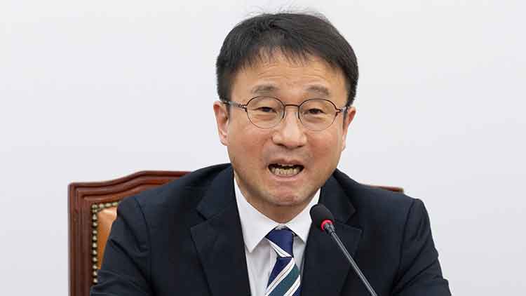 더불어민주당 한병도 원내대표가 7일 국회에서 열린 원내대책회의에서 발언하고 있다. /연합뉴스