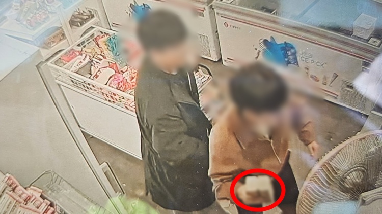 /벽돌로 키오스크 부수는 남성 모습