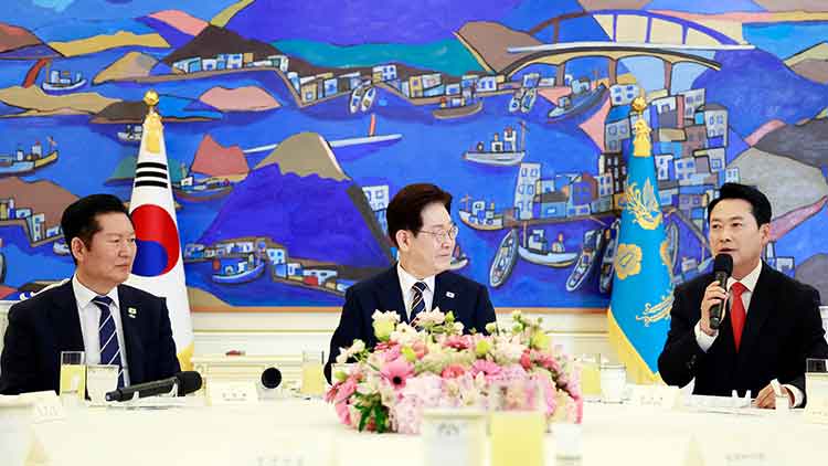 국민의힘 장동혁 대표가 7일 청와대에서 열린 여야정 민생경제 협의체 회담에서 발언하고 있다. 왼쪽부터 더불어민주당 정청래 대표, 이재명 대통령, 장동혁 대표. /연합뉴스