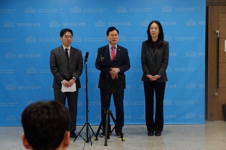 국민의힘 야당 탄압 가짜뉴스 감시 특별위원회 소속 위원들이 7일 국회 소통관에서 기자회견을 마친 뒤 기자들과 만나 질의응답을 하고 있다. /김혜란 대변인 페이스북