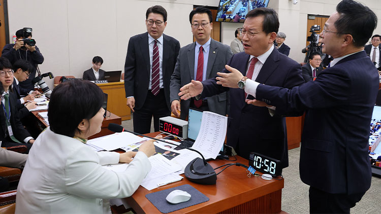 국민의힘 김형동 간사 등이 7일 국회에서 열린 '윤석열정권 정치검찰조작기소 의혹사건 진상규명' 국정조사특별위원회 전체회의에서 서영교 위원장에게 항의하고 있다. /연합뉴스