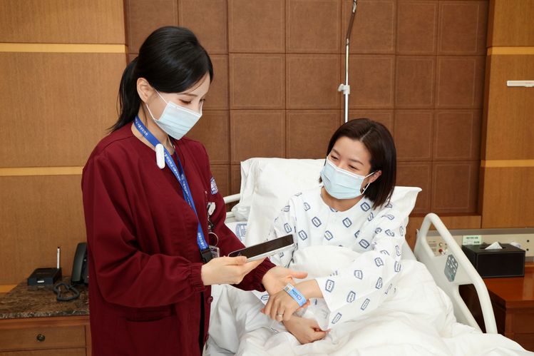 간호사가 Voice ENR(모바일 기기)을 활용해 전자간호기록을 남기고 있다. / 제공 : 서울성모병원
