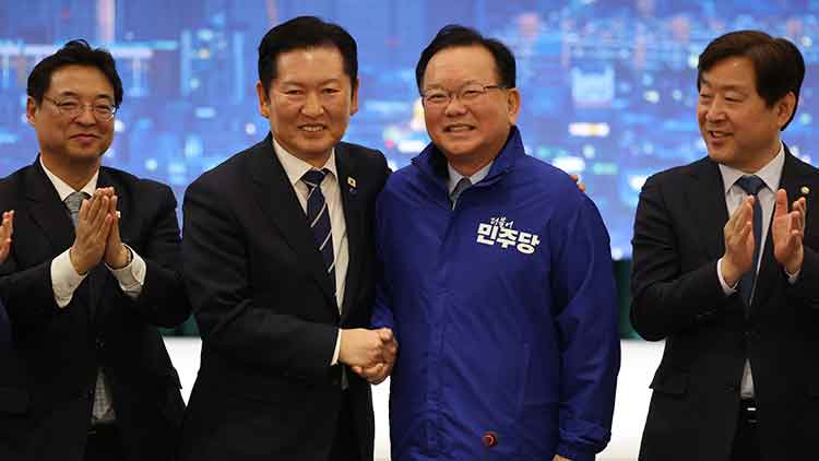 더불어민주당 정청래 대표와 김부겸 대구시장 후보가 8일 대구 북구 인터불고 엑스코 호텔에서 열린 현장 최고위원회의에서 악수하고 있다. /연합뉴스