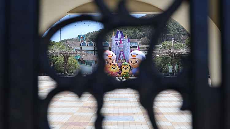 8일 오전 늑대가 탈출한 대전 오월드의 출입이 통제되고 있다. /연합뉴스