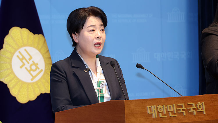 국민의힘 윤희숙 서울시장 경선 후보가 8일 국회 소통관에서 공약 발표 기자회견을 열고 있다. /연합뉴스