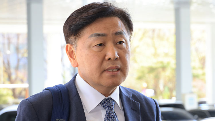 '현금 살포 의혹'으로 더불어민주당에서 제명된 김관영 전북특별자치도지사가 지난 7일 제명 효력정지 가처분 사건 심문에 참석하기 위해 서울 남부지법으로 들어서며 취재진의 질문에 답하고 있다. /연합뉴스