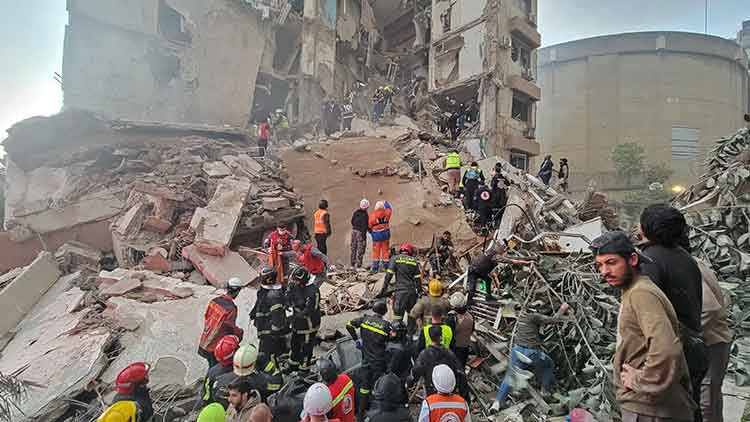 8일(현지시간) 레바논 베이루트 탈레트 알 카야트 지역의 이스라엘 공습 현장에 응급구조대원과 주민들이 모여 있다. /AFP=연합뉴스