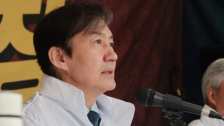 조국혁신당 조국 대표가 9일 국회 본청 앞 정치개혁 촉구 천막농성장에서 열린 최고위원회의에서 발언하고 있다. /연합뉴스