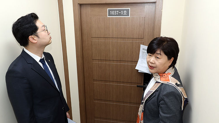 국회 윤석열 정권 정치검찰 조작기소 의혹 진상규명을 위한 국정조사 특별위원회가 9일 서울중앙지검에 대한 현장조사에 나선 가운데 서영교 위원장이 영상녹화조사실을 살펴보고 있다. /국회사진기자단