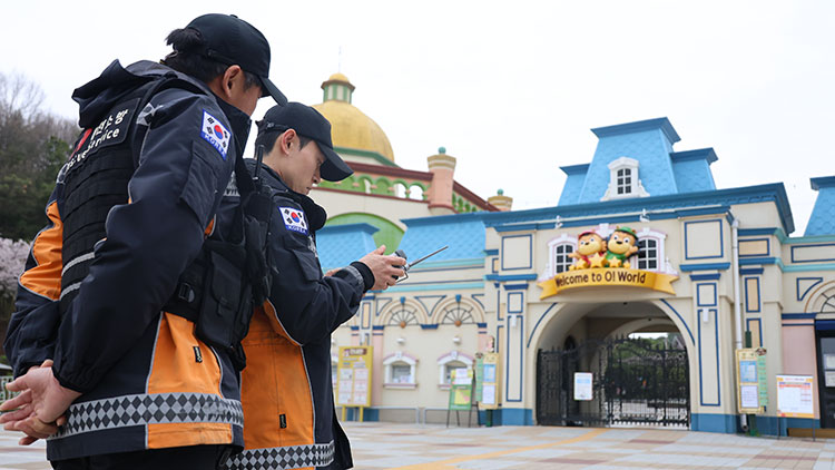 대전 중구 사정동 오월드에서 늑대 1마리가 탈출한 지 이틀째인 9일 오전 소방대원들이 오월드에서 드론으로 늑대를 수색하고 있다. /연합뉴스