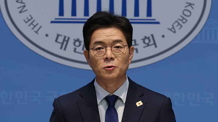 더불어민주당 서울시장 후보로 확정된 정원오 전 서울 성동구청장이 10일 국회 소통관에서 기자 회견을 하고 있다. /연합뉴스