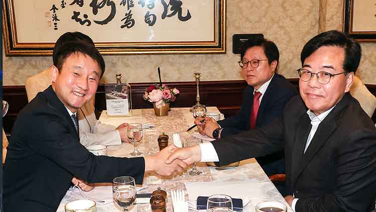 더불어민주당 한병도 원내대표(왼쪽)와 국민의힘 송언석 원내대표가 10일 서울 여의도 켄싱턴 호텔에서 추경안 관련 논의를 하기에 앞서 악수하고 있다. /연합뉴스