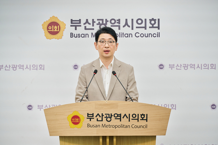 부산시장 출마를 선언한 국민의힘 주진우 의원이 10일 부산광역시의회에서 긴급 기자회견을 하고 있다. (사진=주진우 의원실 제공)