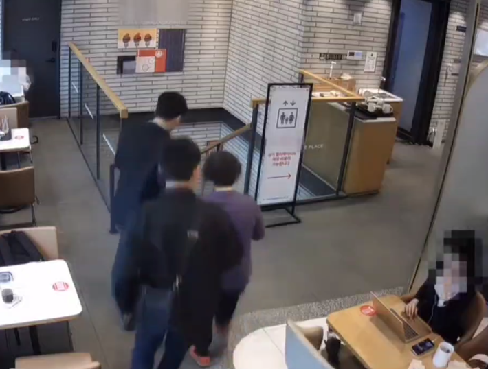 바지 임대인 60대 여성이 경찰에 연행되는 모습 / 제공 = 서울경찰청 광역범죄수사대