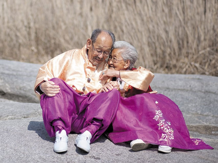 다큐멘터리 영화 '님아, 그 강을 건너지 마오' 속 조병만 할아버지와 강계열 할머니. /대명문화공장
