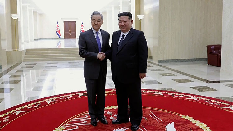  김정은 국무위원장이 지난 10일 평양을 방문한 왕이 중국 외교부장을 접견했다고 조선중앙TV가 11일 보도했다. /조선중앙TV 화면